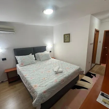Square Hotel 2*