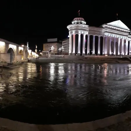 Square 2* Скоп'є